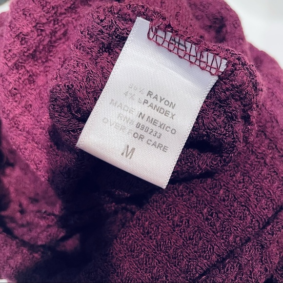 Maroon Cowl Neck Waffle Knit raw hem Sweater M - Picture 6 of 6